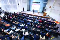 Foto do auditório Ary Rocha na sede do TRT-MA, lotado para a apresentação do poeta Bráulio Bessa durante encerramento da Semana de Formação de Magistrados.