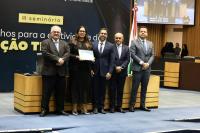 Foto mostra a juíza titular, Erika Guimarães Gonçalves e o diretor de secretaria, o servidor Noredim Oliveira Reuter Ribeiro Neto recebendo a certificação das mãos dos ministros do TST Maurício Godinho Delgado e Cláudio Mascarenhas Brandão