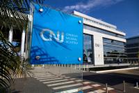 Foto do prédio do CNJ em Brasília. Detalhe da placa de identificação do CNJ no primeiro plano.