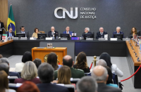 Foto mostra o presidente do STF e do CNJ, ministro Luis Roberto Barroso presidindo solenidade no CNJ