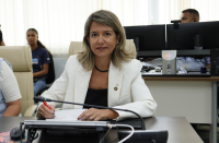 Foto mostra a presidente do TRT-16, desa. Márcia Andrea Farias da Silva assinando Termo de Parceria.