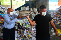 Foto mostra o momento do transporte dos processos liberados para reciclagem. Na foto os servidores do TRT-16 Daniel Guimarães e Joselin de Sousa