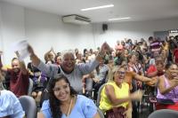 Foto mostra dezenas de trabalhadores comemorando o acordo homologado.