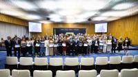 A foto mostra dezenas de servidores posicionados de pé para fotografia oficial do 3º Seminário Caminhos para a Efetividade da Execução Trabalhista