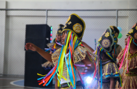 A foto mostra algumas crianças com vestimentas típicas da brincadeira do boi barriquinha - uma das atrações do São João no Maranhão.
