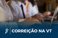 Foto desfocada de três pessoas digitando em notebooks. Na base, tarja azul em degradê, onde se lê o texto branco CORREIÇÃO NA VT,