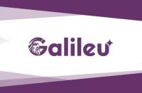 Arte mostra no centro da tela o nome GALILEU na cor lilás.