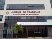 Foto mostra a fachada do prédio do Fórum Astolfo Serra