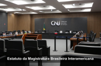 Foto do Plenário do CNJ. Na base, tarja escura transparente com texto branco do título do Estatuto.