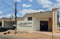Foto mostra a fachada de uma prédio. Na parede a informação: PODER JUDICIÁRIO FEDERAL. JUSTIÇA DO TRABALHO 16ª REGIÃO. VARA DO TRABALHO DE AÇAILÂNDIA