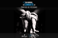 Arte feita em com a foto em preto e branco de duas mãos amarradas. Na parte superior a informação: Dia Mundial do combate ao Tráfico de Pessoas. Na parte inferior a logomarca do TRT-16(MA) e do Disque 100.