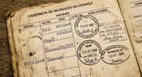 Imagem feita por IA mostra uma caderneta de vacinação antiga