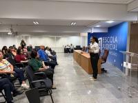 Foto de uma pessoa palestrando no auditório da EJud-16