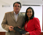 Rosely Belo entrega sua monografia ao des. Gerson de Oliveira