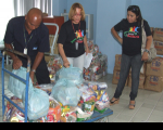 Servidoras Jucineide Jacinto e Marilda Amorim separam as cestas básicas para entrega à Casa Sonho de Criança