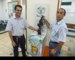 Nicolau Fahd (E) e José Ribamar Batista entregam  produtos recicláveis ao Programa Papa-Pilhas