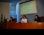Gisélia Castro (ao centro) apresenta as palestrantes Valdira Barros (E) e Maria da Conceição Meirelles Mendes