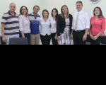Juízes Liliana Bouéres (auxiliar da Presidência do TRT) e Leonardo Ferreira (VT Estreito), com os servidores, na oficina de planejamento