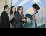 Ministra Eliana Calmon entrega os documentos da aeronave ao desembargador James Magno e à juíza Teresa Mendes