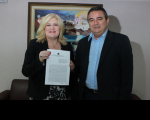 Presidente do TRT e o superintendente do Patrimônio da União exibem o Termo de Entrega assinado
