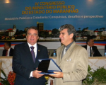 Presidente da Ampem entrega a medalha ao desembargador  Gerson de Oliveira