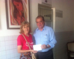 Des. Gerson entrega doações à Irmã Mônica, presidente da ONG.