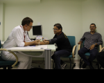 Médico Ércio Cutrim verifica pressão arterial de José Augusto Menezes; médico Bartolomeu Feitosa observa o procedimento