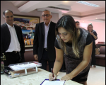 Juíza Érika Gomes assina o Termo de Posse.