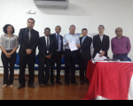Juiz Manoel Lopes Veloso Sobrinho (centro) recebeu documento da OAB no encerramento da Caravana da Liberdade