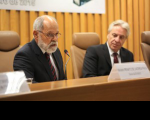 Ministro Renato Paiva discursa na formatura, ao lado do presidente do TST, ministro Levenhagen