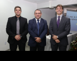 Desembargador James Magno (centro) e o juiz Bruno Motejunas assistiram à palestra de Marcelo Schettini