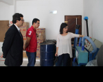 Mizerani e Marcelo de Alencar atentos à demonstração de descontaminação de lâmpada feita por Valéria