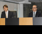 Juiz Bruno Motejunas ao lado do diretor do Foro da JF, juiz Lino Osvaldo, na abertura do seminário de sustentabilidade
