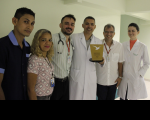 Em foto na Seção de Saúde, o médico Bartolomeu Feitosa exibe o troféu ganho