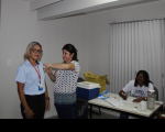 Márcia de Sousa, terceirizada lotada na Seção de Saúde, recebendo dose da vacina, aplicada por Elenaide