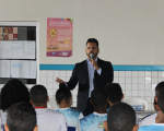 Juiz Paulo falando com alunos da Escola Dayse Galvão de Sousa
