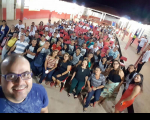 Juiz Carlos Eduardo e a selfie com professores e alunos de uma das escolas visitadas
