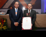 Presidente James Magno com a comenda e o diploma, ao lado do presidente Ivan Valença
