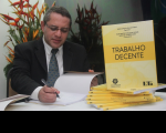 Desembargador James Magno presidente do TRT-MA e do Coleprecor, autografa a obra "Trabalho Decente".