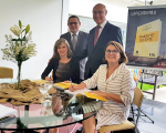 Presidente do TST, ministro Ives Gandra (d), com os autores da obra: desembargadores Lourdes Leiria (e), Maria Beatriz e James Magno.
