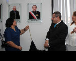 A mãe do desembargador James Magno, senhora Joana Farias, e o magistrado homenageado descerraram o retrato na Galeria de Presidentes do TRT-MA