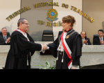 Desembargadora Solange de Castro Cordeiro recebeu os cumprimentos do desembargador James Magno após condecoração da Ordem Timbira do Mérito Judiciário