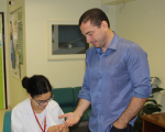 Estagiária de enfermagem Jéssica Kerlen, da Seção de Saúde, faz o teste de glicemia no servidor Luiz Alberto