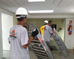 Trabalhadores da Ecosol levam andaimes para iniciar troca das lâmpadas