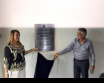Presidenta Solange e o servidor Avani descerram a placa comemorativa do Setor de Marcenaria
