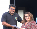 Fernanda Marques entrega termo de doação ao presidente da ACIB