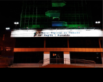 Imagem da sede do TRT do Maranhão iluminada na cor verde em adesão à campanha "24 horas pelo Glaucoma"