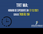 Imagem com fundo azul escuro, com ilustração de relógio e com o texto: TRT-MA: HORÁRIO DE EXPEDIENTE EM 17/12/2021 SERÁ DE 7H30 ÀS 15H 