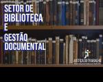 Imagem de prateleiras preenchidas de livro em referência ao Setor de Biblioteca e Gestão Documental do Tribunal