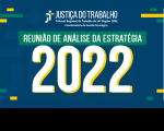 Imagem com fundo azul, detalhes em verde e amarelo, com informações sobre Reunião de Análise da Estratégia 2022 e logomarca da Justiça do Trabalho